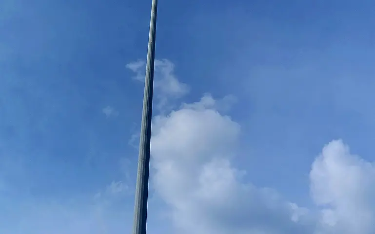球员在冬季夜场比赛里呼出白气的画面(停球之后多出来的那一步)